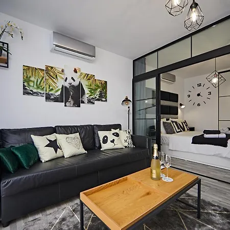 Апартаменти Panda House *
